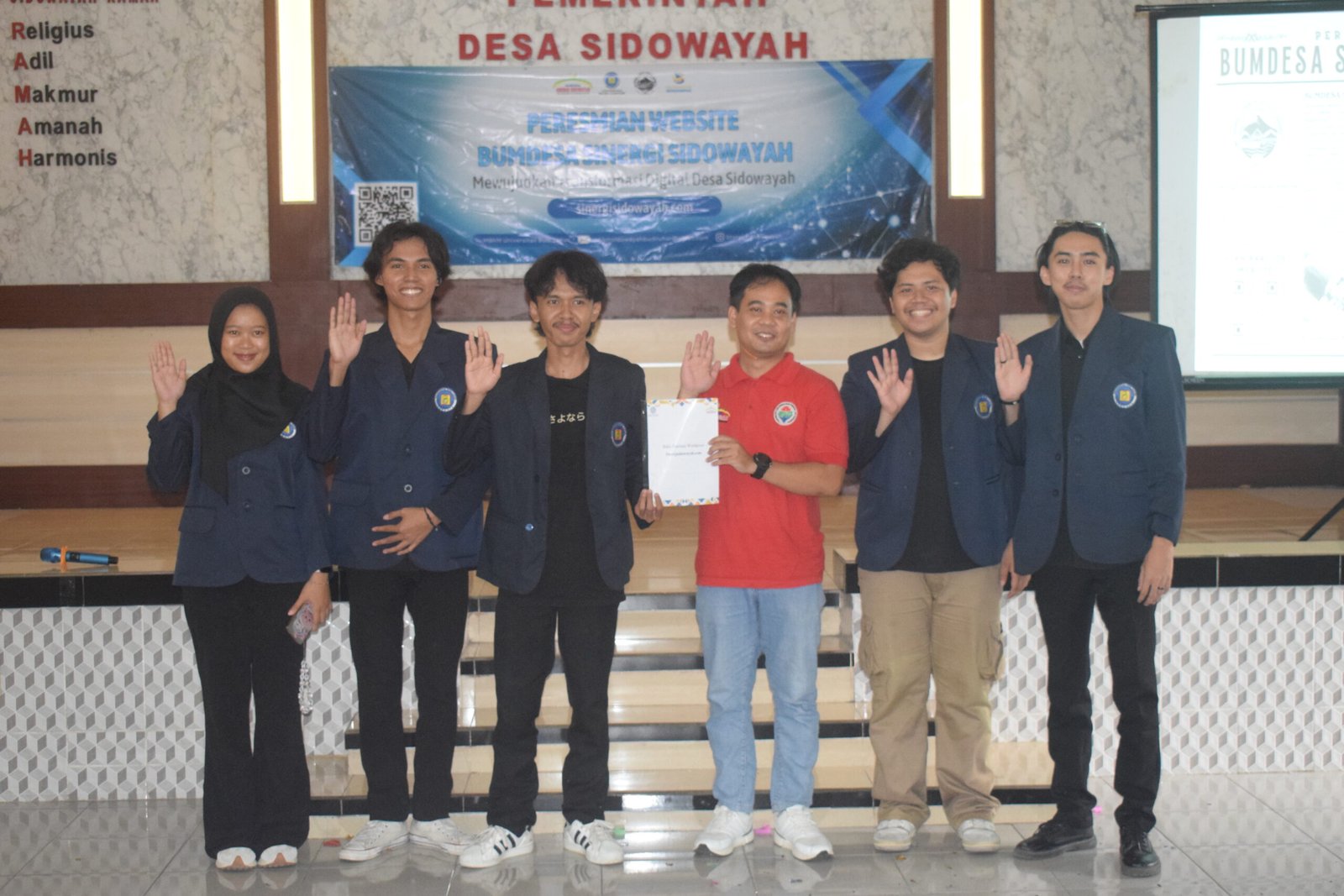 Penyerahan Buku Panduan Webite Desa sidowayah Digitalisasi